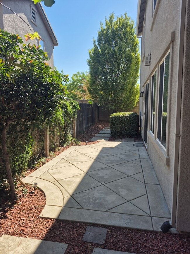 Building Photo - Lincoln Crossing Gated Community 3-Bedroom...