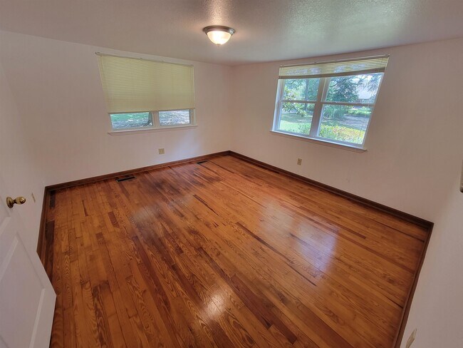 Building Photo - 1526 Highland Dr