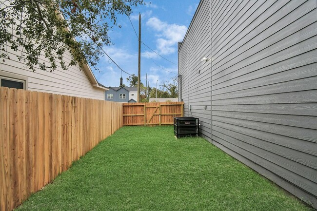 Building Photo - Modern Townhome Living Near the Medical Ce...