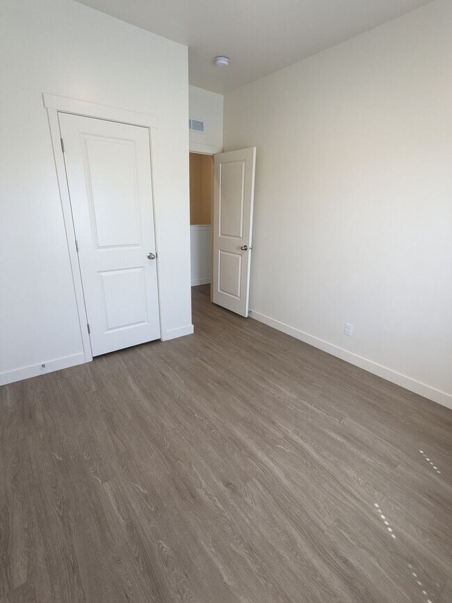 Building Photo - Move In This June! 2 Weeks Rent Free – 3 B...