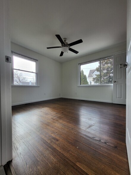 Master bedroom - 1512A Sweetbriar Ave