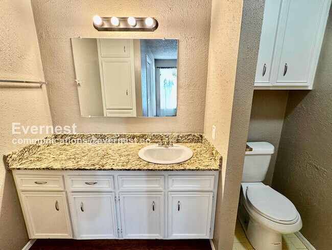 Building Photo - 3-bedroom, 2.5-bathroom Home with Garage /...