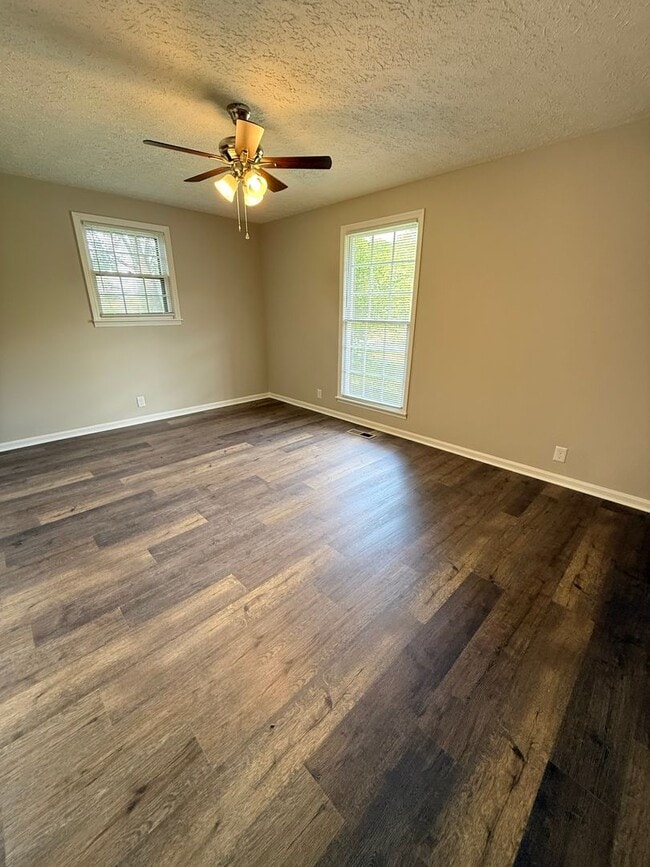 Building Photo - 3 BR 2 Bath Brick home