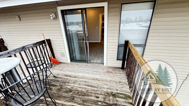 Building Photo - 2 Bedroom, 1 Bathroom Second Floor Apartment!