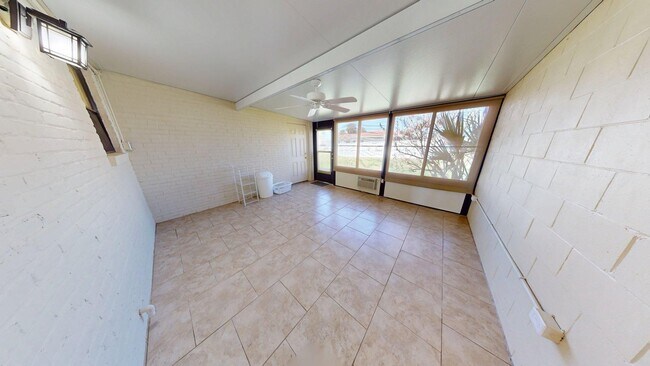 Building Photo - Great 2 bedrooms and 1 bathrooms Beach House