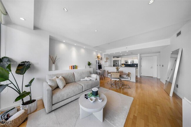 Building Photo - 601 NE 36th St