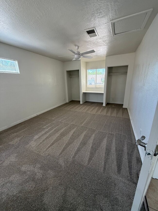 Building Photo - 4 bedroom 2 bath-contact Property Pros for more information