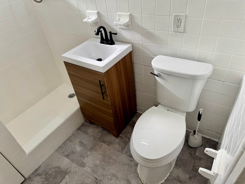 Building Photo - 217 SW 11th Ct