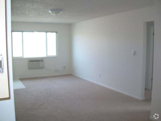Living Area - 2034-2036 W Plum St
