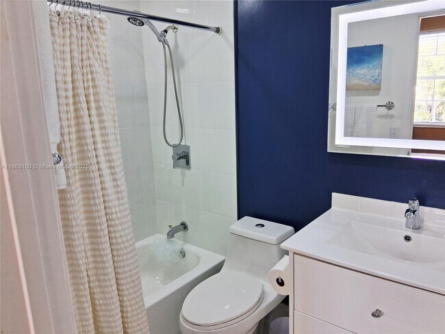 Building Photo - 7827 Sanibel Dr