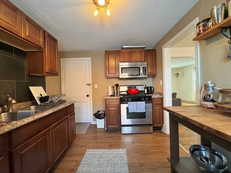 Building Photo - 620 E 63rd Ter