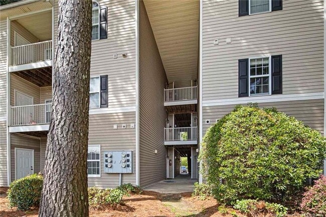 Building Photo - 635 Marshtree Ln