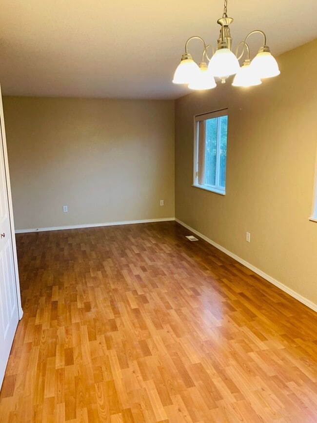 Building Photo - Single Level - 3 Bed - 2 Bath - Pet Friendly