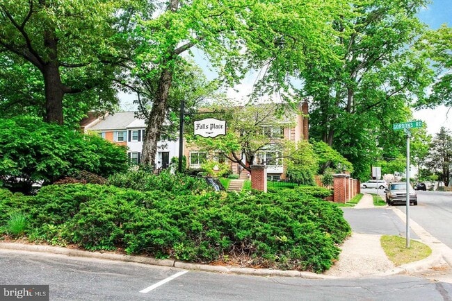 Building Photo - 2426 Falls Pl Ct
