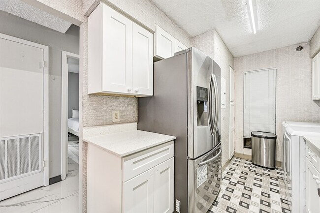 Building Photo - 7700 Seawall Blvd