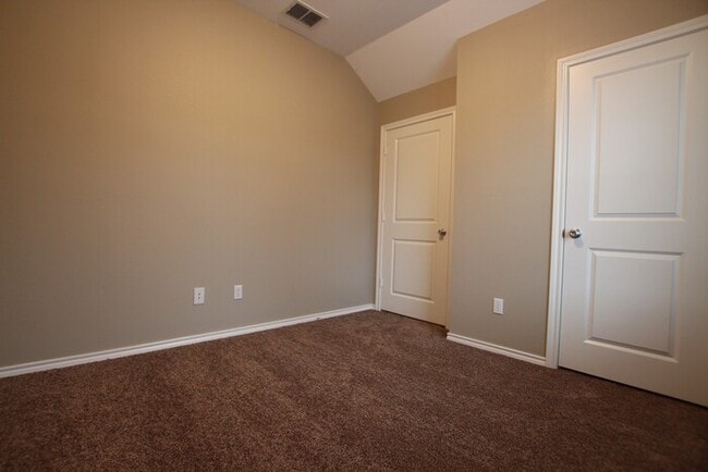 Building Photo - Tour Today! 2 Bed 1.5 Bath Townhome! Linda...