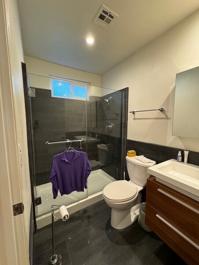 Master Bath a - 3017 Chaucer St