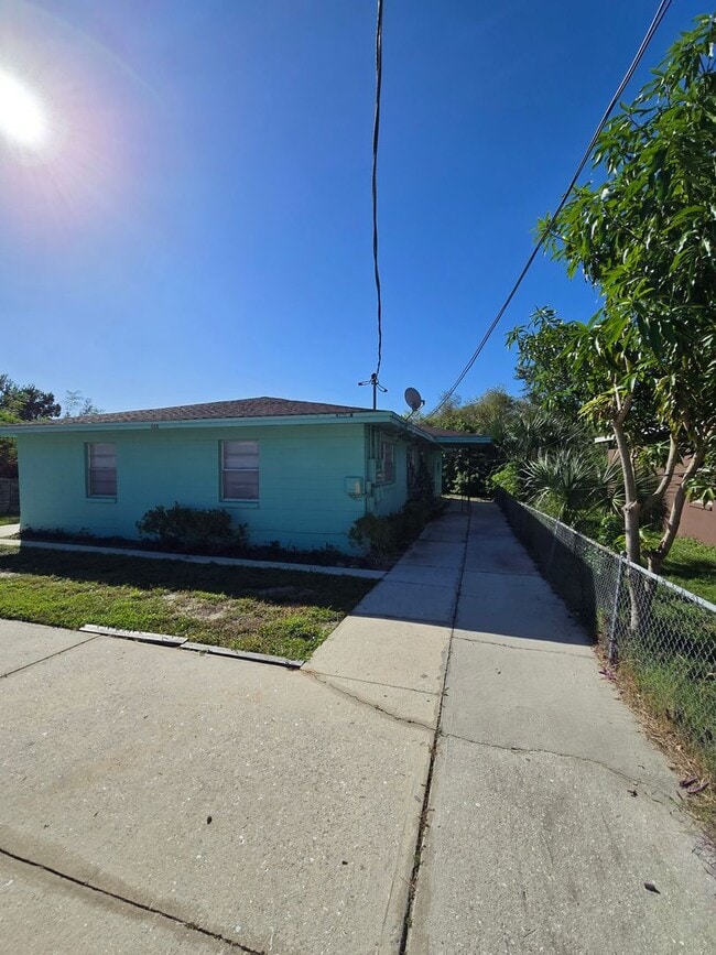 Building Photo - SPACIOUS 2 BEDROOM 1 BATH DUPLEX LOCATED I...