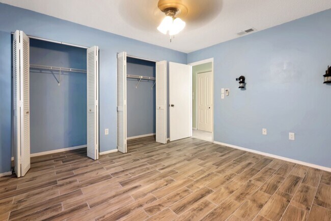 Building Photo - 55+ ONLY Updated 1 Bed 1 Bath In Meadow Croft In Bradenton!!