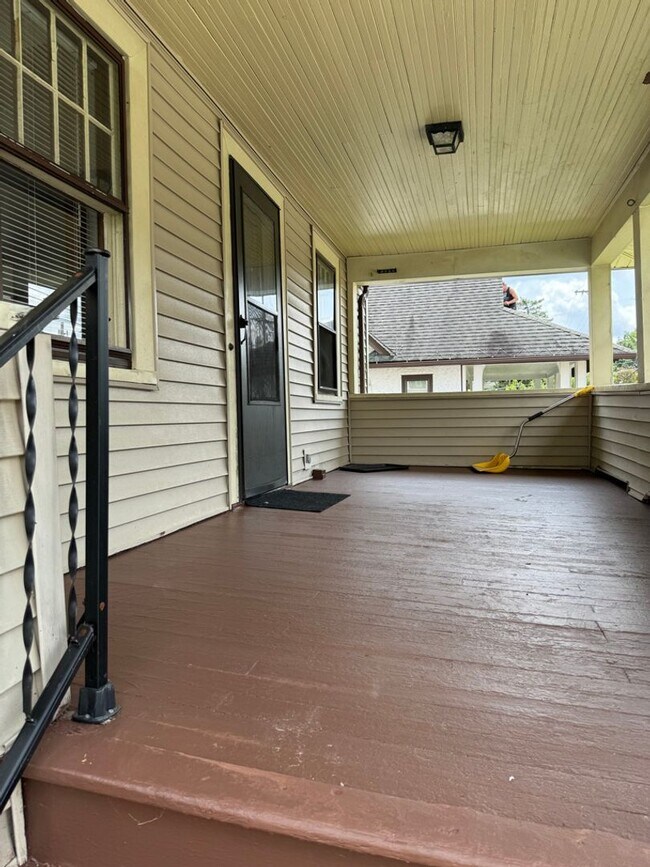 Building Photo - 845 E University Ave