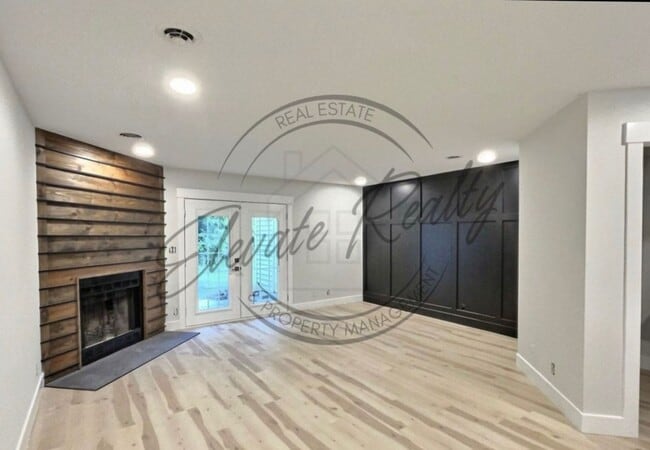 Building Photo - RENT SPECIAL: 1/2 OFF FIRST MONTHS RENT! M...