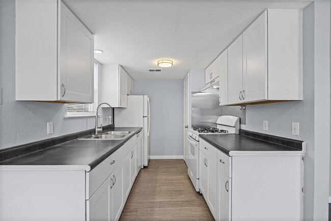 Building Photo - 2615 Ektom Dr