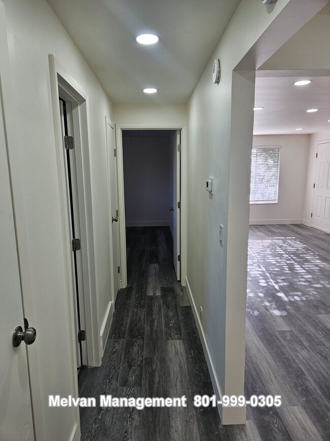Building Photo - Roy Duplex