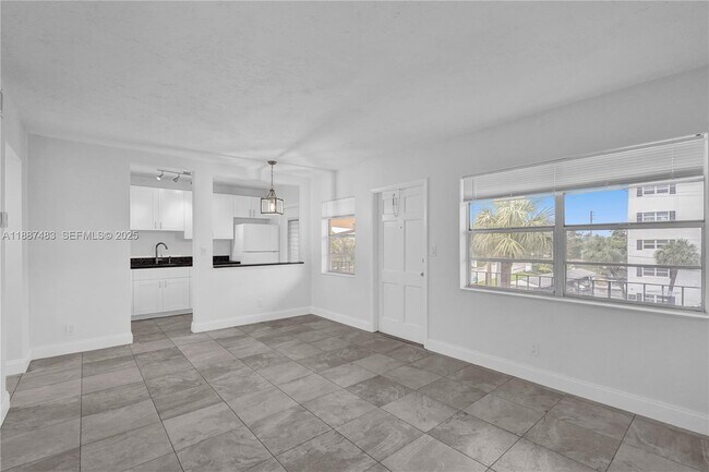 Building Photo - 5050 Bayview Dr