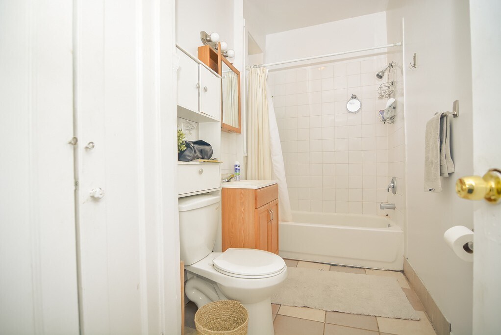 Building Photo - 1559 W Pratt Blvd