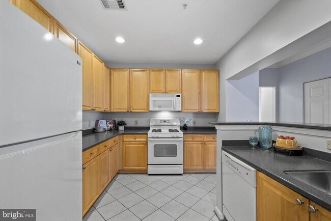 Building Photo - 4950 Brenman Park Dr