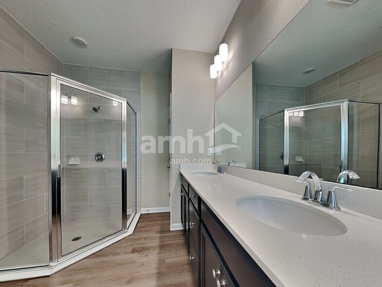 Building Photo - 245 Hemlock Pt