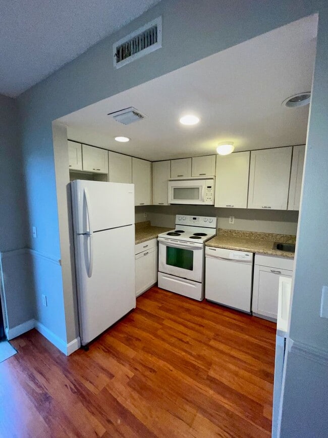 Building Photo - Charming 3-Bedroom, 2.5-Bath Townhome in Village Square Condominiums