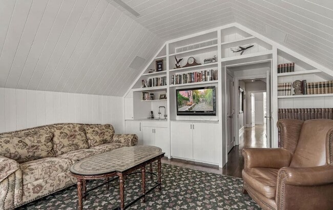 Building Photo - Georgetown East Village Perfection with PA...