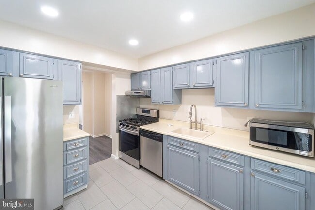 Building Photo - 2055 Pilgrim Dr