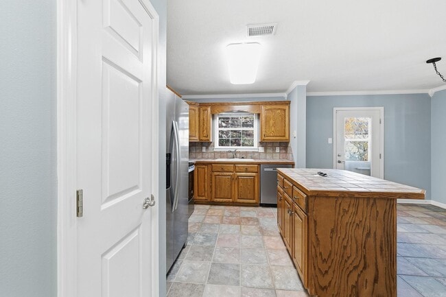 Building Photo - 20 Hillcrest Ln