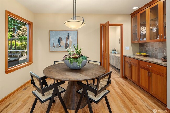 Building Photo - 5bd/4ba Mercer Island Home