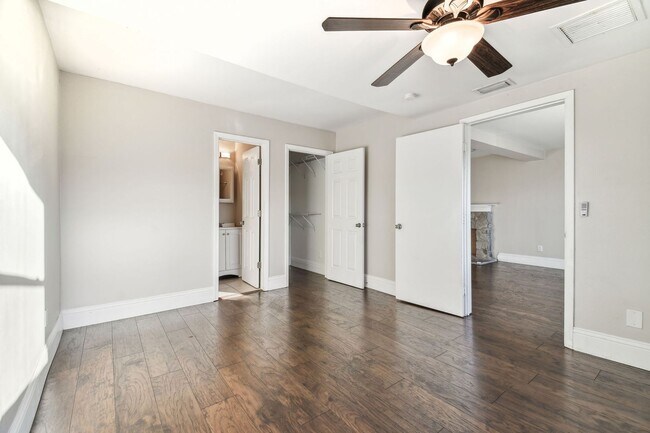Building Photo - Charming 3 bed 2 bath North Kenwood home w...