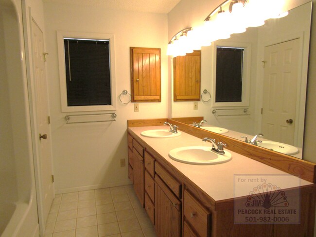 Building Photo - 42 Creekridge Cir
