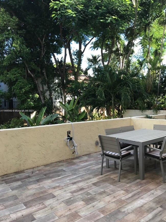 Building Photo - 2 br, 2.5 bath Condo - 2430 Brickell Ave A...