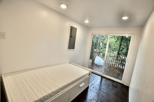 Building Photo - FOR LEASE! 1 BR - 1 BA - 325 sf - Container Home. All Utilities (Electricity, Water, Sewer & Garb...