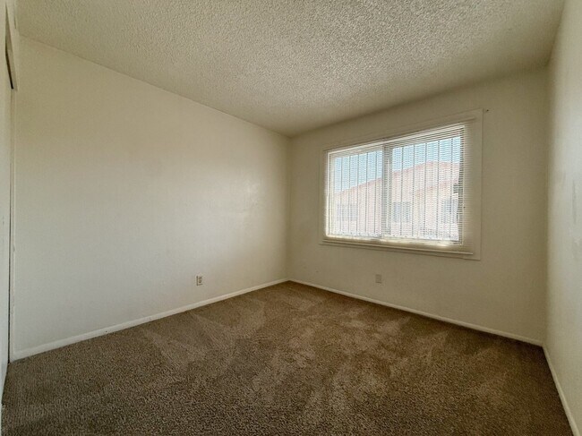 Building Photo - 4031 W Mesquite Ln