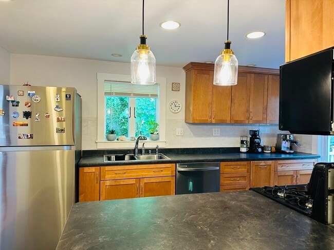 Building Photo - 20 Rockview Rd