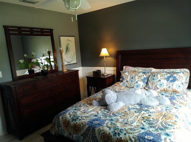 Building Photo - 404 Hazel Cir