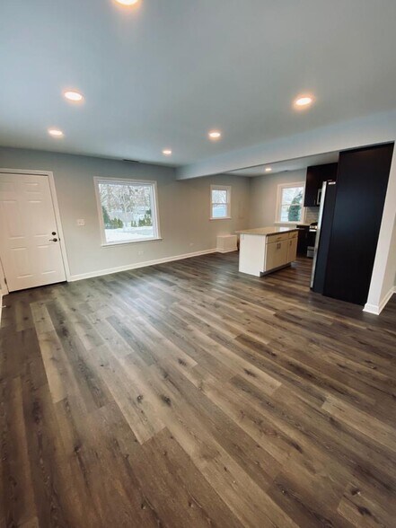 Building Photo - 218 W Pineview Dr