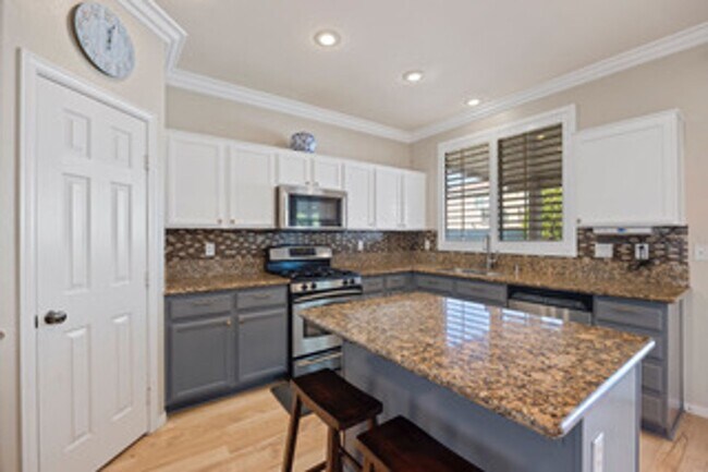 Building Photo - SE!! Pebble and Pollock!! Crystal Springs!...