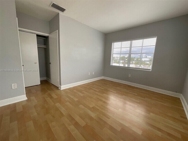 Building Photo - 1360 Collins Ave