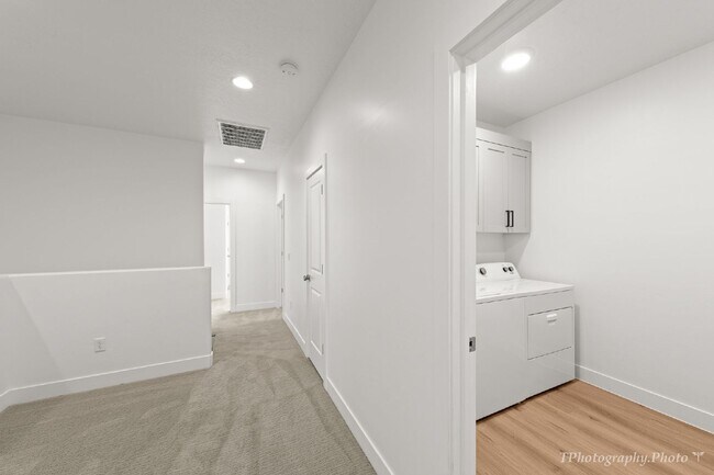 Building Photo - "Beautiful pet friendly 3-Bedroom, 2.5 Bat...
