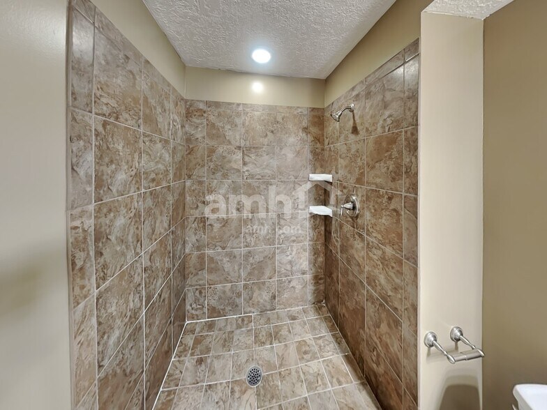 Building Photo - 1015 Westbury Ct