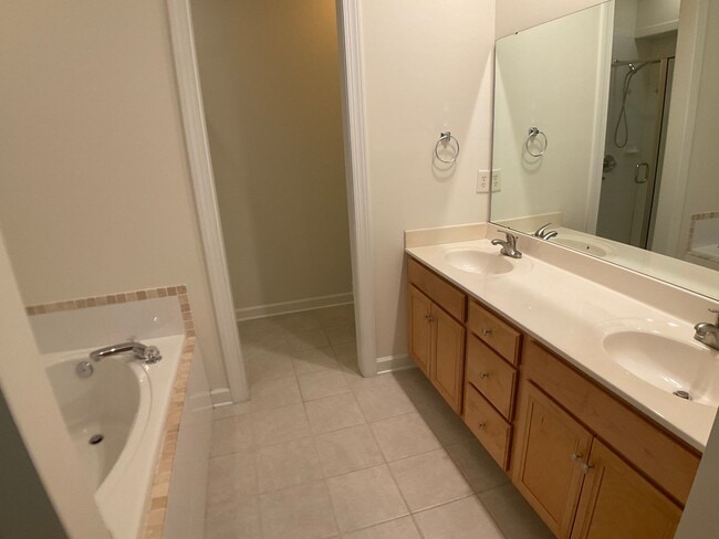 Building Photo - Gorgeous Condo in the heart of Chapel Hill