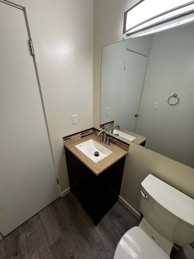 Building Photo - Gorgeous Updated 3-Bedroom Townhome in Pri...